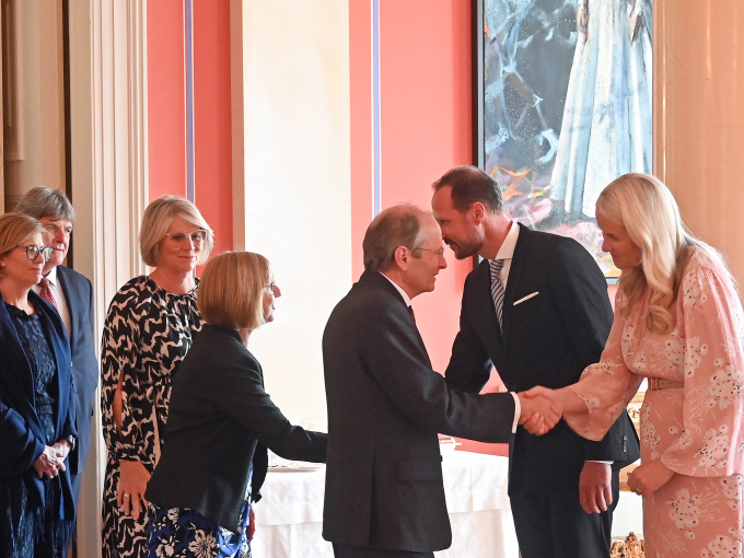 Kronprinsparet tar imot konsuler til mottakelse på Slottet. Foto: Sven Gj. Gjeruldsen, Det kongelige hoff